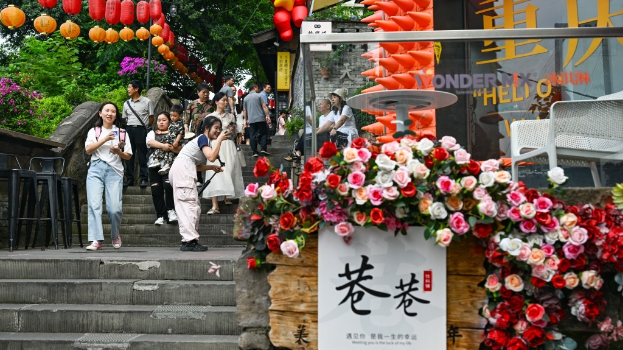 游客在重庆景点旅游。　新华社